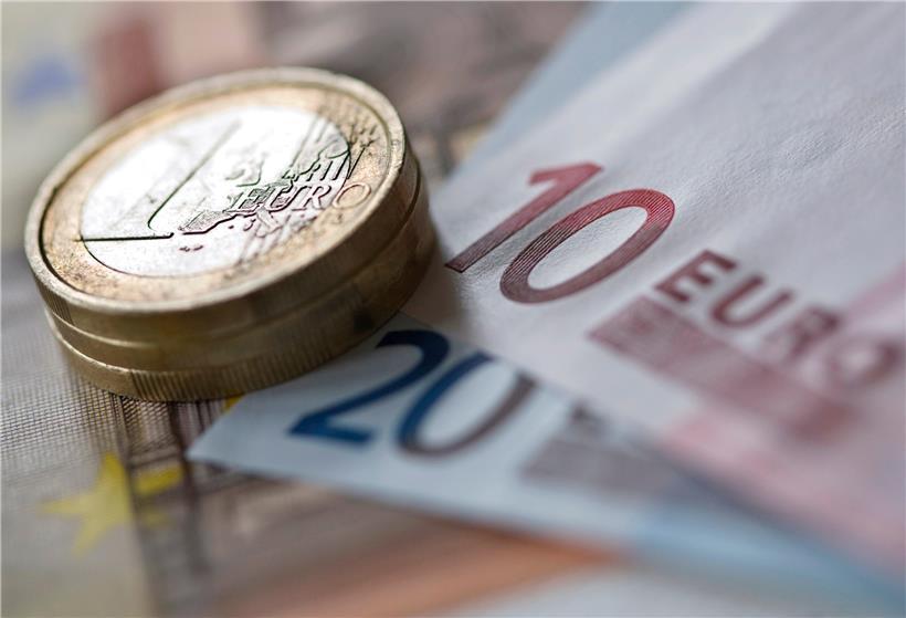 Die Möglichkeiten, Geld ohne Spekulationsrisiko anzulegen, schrumpfen. Das Geld von Sparern wird für Finanzinstitute immer mehr zur Belastung.
