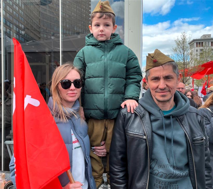 Die Moskauer Larissa und Daler wollen ihrem fünfjährigen Jaroslaw zeigen, „wer Verteidiger und wer Feinde sind“. Dafür haben sie den Kleinen in Militärkleider gesteckt.

