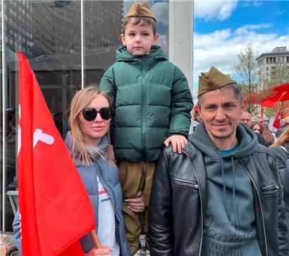 Die Moskauer Larissa und Daler wollen ihrem fünfjährigen Jaroslaw zeigen, „wer Verteidiger und wer Feinde sind“. Dafür haben sie den Kleinen in Militärkleider gesteckt.
