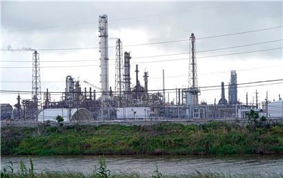 Die Motiva-Raffinerie, die größte Ölraffinerie Nordamerikas, in Port Arthur, Texas. Die texanische Golfküste ist der petrochemische Korridor der Vereinigten Staaten mit vier der zehn größten Öl- und Gasraffinerien des Landes und Tausenden von Chemieanlagen.
