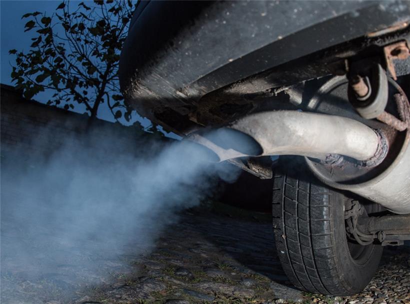 Die Motorsteuerung von mehr als 210.000 Dieselfahrzeugen soll, den Ermittlern zufolge, dafür gesorgt haben, dass die Abgasreinigung in vielen Alltagssituationen abgeschaltet oder eingeschränkt wurde.

