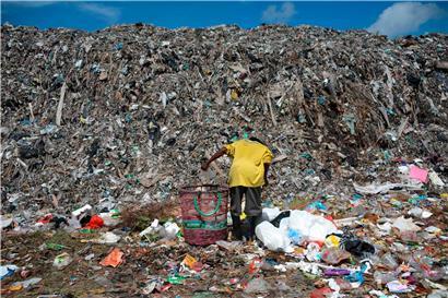 Die Müllberge in der Welt wachsen. Das Foto zeigt eine Mülldeponie in der Balinesischen Hauptstadt Denpasar.
