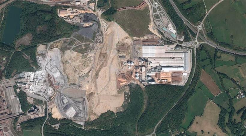 Die Mülldeponie liegt unweit der Kronospan auf dem Gebiet der Gemeinde Sanem. Das Gelände soll ArcelorMittal gehören.
