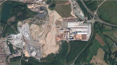 Die Mülldeponie liegt unweit der Kronospan auf dem Gebiet der Gemeinde Sanem. Das Gelände soll ArcelorMittal gehören.
