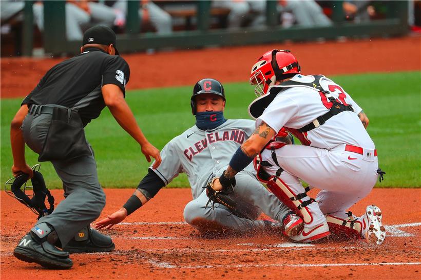 Die Multifunktionstücher – auch Buffs genannt – werden derzeit wegen ihrer Bequemlichkeit und Vielseitigkeit auch in der amerikanischen MLB (Major League Baseball) als Schutzmasken eingesetzt. In Luxemburg wurden indessen die Grundschüler mit jeweils zwei Buffs ausgestattet.
