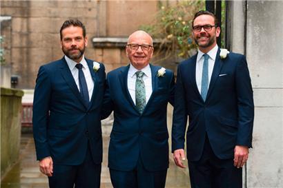 Die Murdochs in einer Aufnahme aus dem Jahr 2016: Rupert Murdoch (Mitte) umgeben von seinen Söhnen Lachlan (l.) und James
