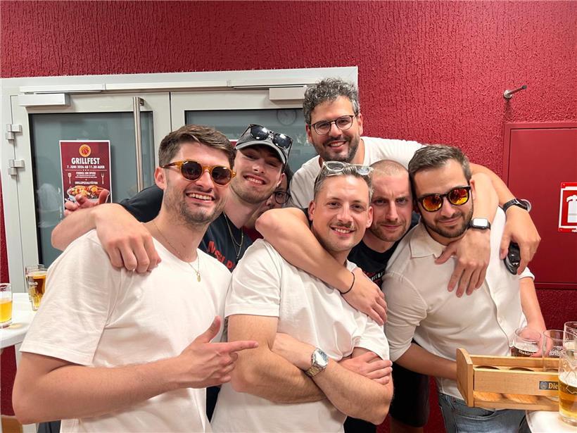 Musel Pikes feiern ausgelassen nach Spielschluss in der Heffinger Buvette, Mannschaftsfreude und Teamgeist sichtbar