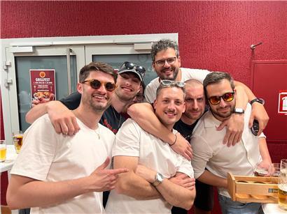 Musel Pikes feiern ausgelassen nach Spielschluss in der Heffinger Buvette, Mannschaftsfreude und Teamgeist sichtbar