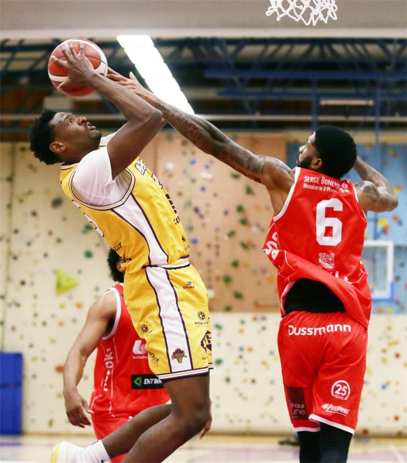 Die Musel Pikes um Ashton Sherrell (in Gelb) konnten den Musel Pikes (Maurice Gordon, in Rot) die erste Saisonniederlage zufügen 
