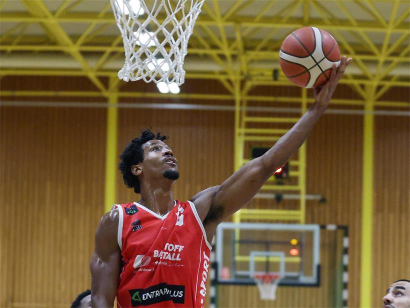 Die Musel Pikes um Profi-Spieler Johnson ziehen souverän ins Viertelfinale ein