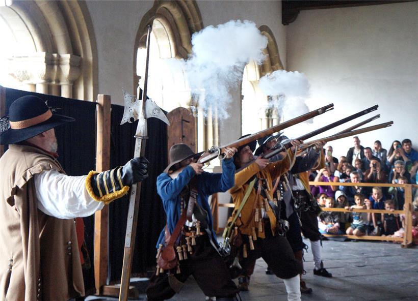 Die Musketier-Gruppe „Berit“ feuert eine Salve auf der Schlossterrasse