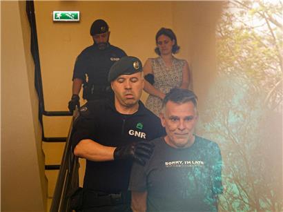 Mutter Marine R. und Lebensgefährte Marc B. werden von Sicherheitskräften aus Gerichtsgebäude eskortiert