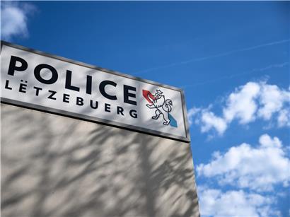 Straße N1 zeitweise gesperrt wegen Rettungsmaßnahmen mit Einsatzfahrzeugen und Absperrung am Straßenrand