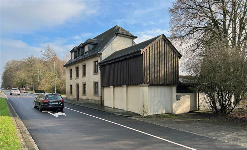 Die N11 führt auch am ehemaligen – und namensgebenden – Restaurant Waldhaff vorbei. Hier kreuzt die Nationalstraße den CR126, in der Mitte ist ein Grünstreifen. 
