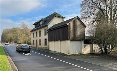 Die N11 führt auch am ehemaligen – und namensgebenden – Restaurant Waldhaff vorbei. Hier kreuzt die Nationalstraße den CR126, in der Mitte ist ein Grünstreifen. 
