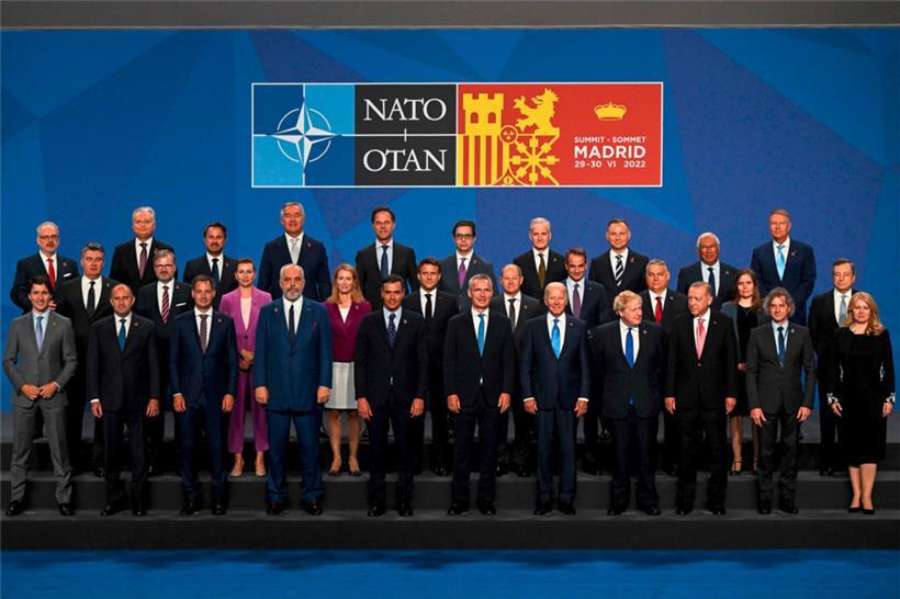 „Die NATO ist zurück“: die Staats- und Regierungschefs beim Gruppenfoto
