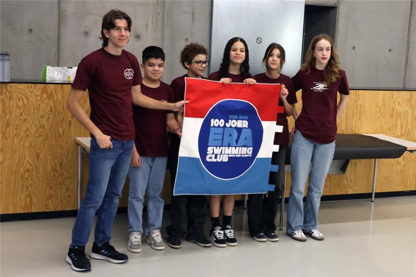 Die Nachwuchsschwimmer präsentieren die Rückseite der neuen Vereinsfahne
