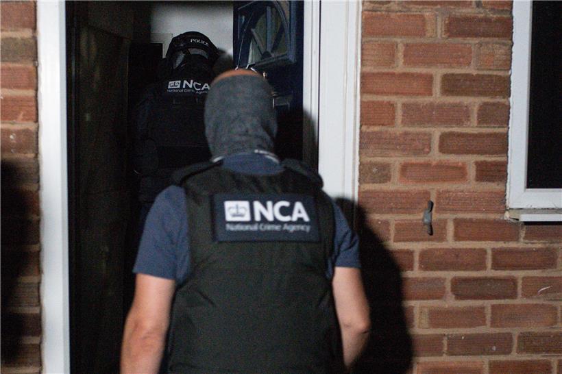 Die National Crime Agency (NCA) und die Polizei beteiligen sich an einer Razzia in Birmingham. Mehr als 100 mutmaßliche Straftäter seien in mehreren Ländern festgenommen worden, teilte die europäische Justizbehörde Eurojust gestern mit.
