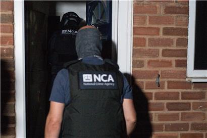 Die National Crime Agency (NCA) und die Polizei beteiligen sich an einer Razzia in Birmingham. Mehr als 100 mutmaßliche Straftäter seien in mehreren Ländern festgenommen worden, teilte die europäische Justizbehörde Eurojust gestern mit.

