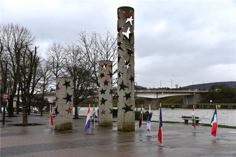 Die Nationensäulen in Schengen, Symbol des freien Grenzverkehrs im Schengen-Raum. Im Hintergrund die Brücke zwischen Schengen (Luxemburg) und Perl (Deutschland). Für Bürgermeister Michel Gloden ist es nicht nachvollziehbar, warum Deutschland dort die Grenzen quasi dichtmacht.
