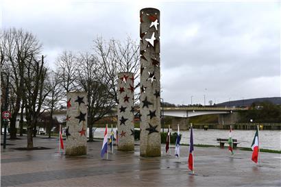 Die Nationensäulen in Schengen, Symbol des freien Grenzverkehrs im Schengen-Raum. Im Hintergrund die Brücke zwischen Schengen (Luxemburg) und Perl (Deutschland). Für Bürgermeister Michel Gloden ist es nicht nachvollziehbar, warum Deutschland dort die Grenzen quasi dichtmacht.
