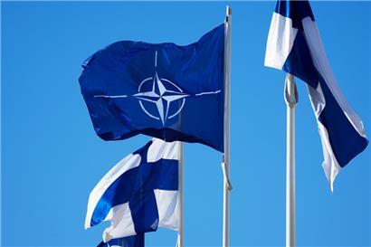 Die Nato-Flagge (M) und die finnische Flagge flattern über dem Gebäude des finnischen Innenministeriums.
