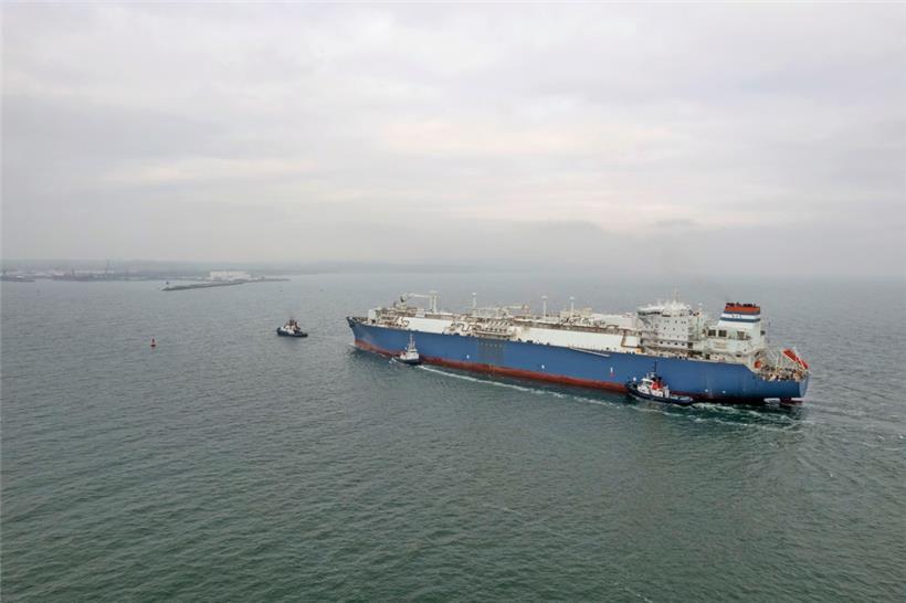 Die „Neptune“ fährt in den Hafen von Mukran vor der Küste der deutschen Insel Rügen. Das Spezialschiff dient der Umwandlung von verflüssigtem Erdgas in den gasförmigen Zustand. Die deutsche und andere Regierungen in der EU befürchten, dass durch die Einführung eines Gaspreisdeckels Förderländer kein Flüssiggas (LNG) nach Europa liefern.
