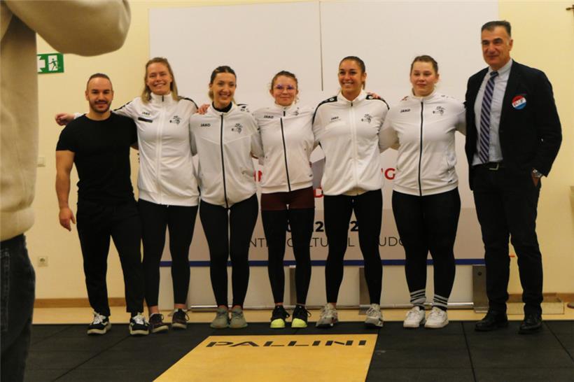 Die Neudorfer Athletin Lynn Weber (2.v.r.) ging nach den drei Runden des Challenge als Siegerin hervor
