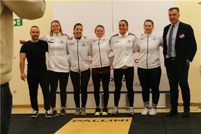 Die Neudorfer Athletin Lynn Weber (2.v.r.) ging nach den drei Runden des Challenge als Siegerin hervor
