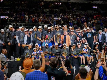 New York Knicks feiern nach 53 Jahren NBA-Meisterschaft – historische Sieger jubeln mit Pokal auf dem Spielfeld
