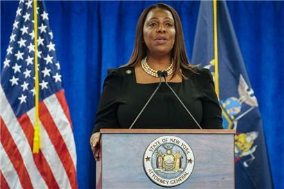 Die New Yorker Generalstaatsanwältin Letitia James spricht während einer Pressekonferenz in New York
