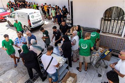 Die Nichtregierungsorganisation Luna Blanca versorgt in Ceuta die verbliebenen irregulären Migranten mit Mahlzeiten
