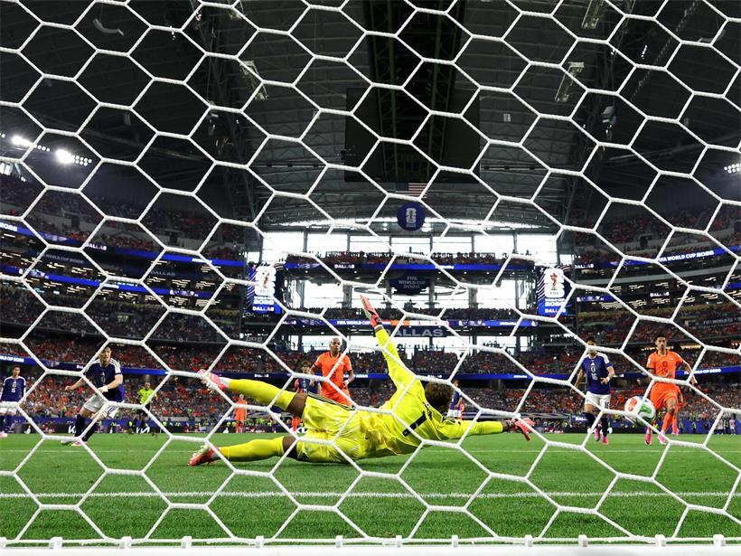 Niederländische Fußballspieler kämpfen gegen Japan im WM-Auftaktspiel, das unentschieden endet
