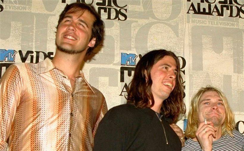 Die Nirvana-Bandmitglieder Krist Novoselic, Dave Grohl und Kurt Cobain im Jahr 1993 nach der Verleihung des Preises für das beste alternative Video für „In Bloom“ bei den zehnten jährlichen MTV Video Music Awards in Universal City
