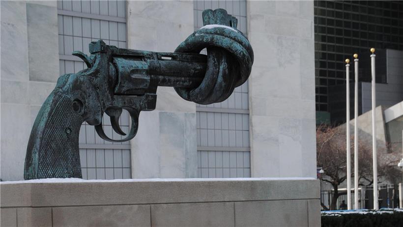 Skulptur "Non-Violence Knoted Gun" als Friedenssymbol vor UN-Gebäude in New York, Geschenk Luxemburgs
