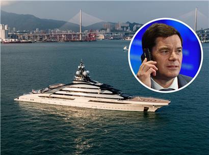 Segelboot Die Nord 2022 vor der Skyline von Hongkong bei ruhigem Wetter auf dem Wasser