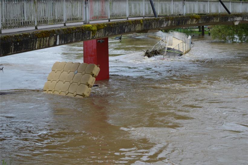 Die Notbrücke wurde zur Hälfte von den reißenden Fluten der Sauer mitgerissen
