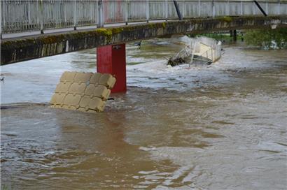 Die Notbrücke wurde zur Hälfte von den reißenden Fluten der Sauer mitgerissen
