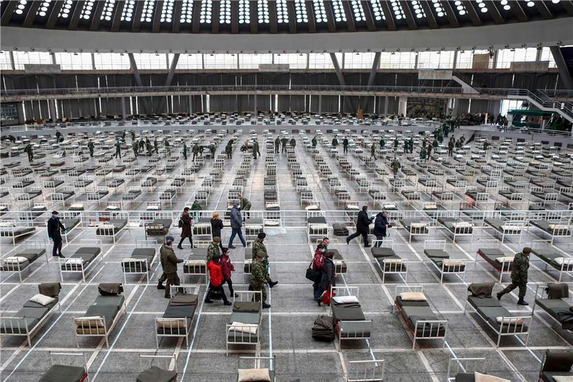 Die Notfall-Betten für Covid-19-Infizierte in einer Belgrader Markthalle wurden bislang noch nicht gebraucht. Lediglich chinesische Besucher werden durch die Einrichtung geführt.
