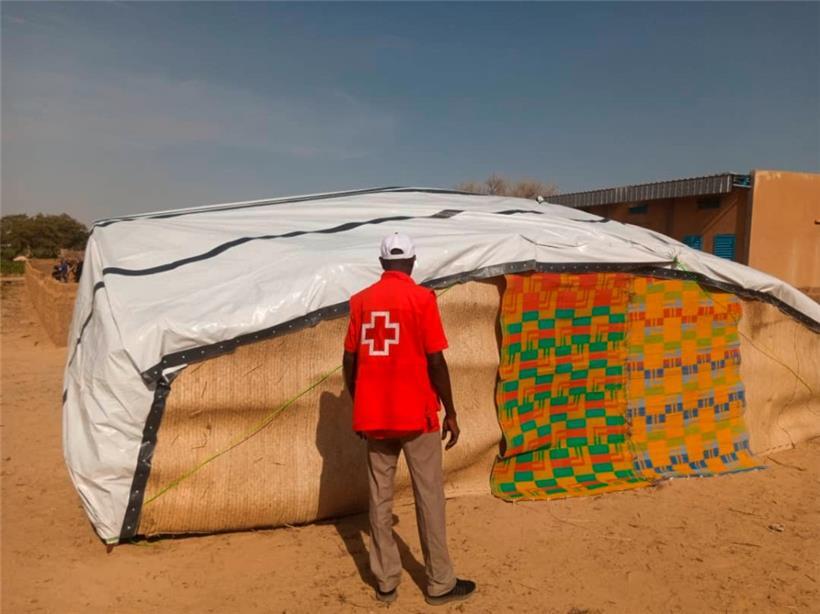 Die Notunterkünfte des Roten Kreuzes bestehen fast ausschließlich aus lokalen Ma...