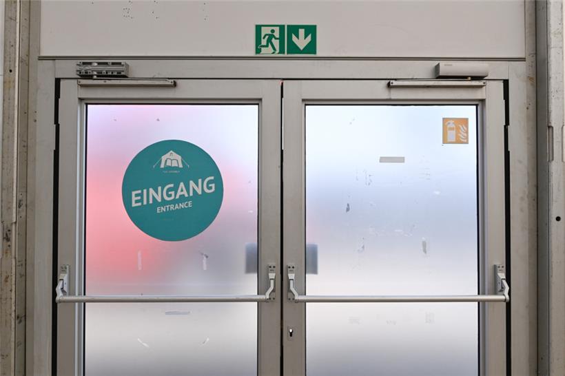 Die Notunterkünfte sind gut sichtbar. Der Ausbau einer anderen Struktur in Conte...