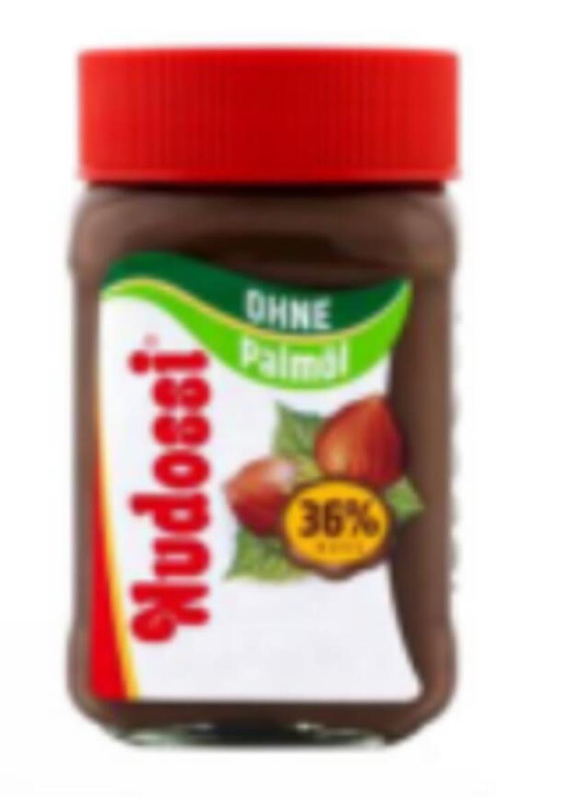 Nuss-Nougat-Creme von Nudossi im geöffneten Glas mit cremiger, glänzender Konsistenz auf hellem Hintergrund