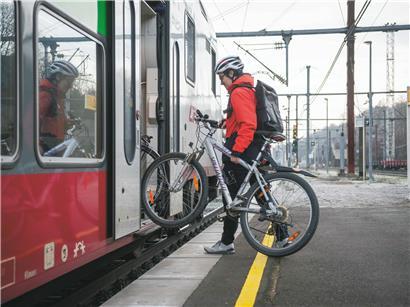 Frau und Mann nutzen gemeinsam öffentliche Verkehrsmittel in Luxemburg – geschlechtergerechte Transportinfrastruktur sichtbar