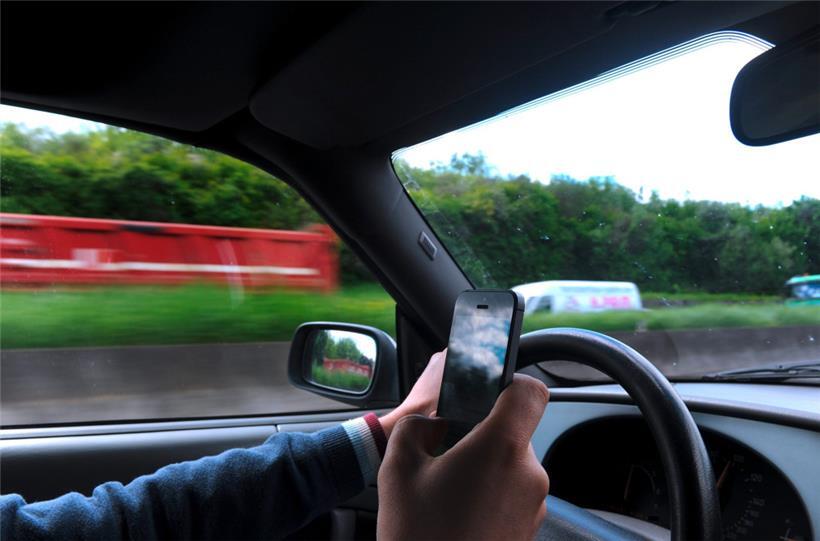 Die Nutzung des Handys beim Autofahren wird mit einem Bußgeld von 250 Euro und dem Abzug von vier Punkten geahndet
