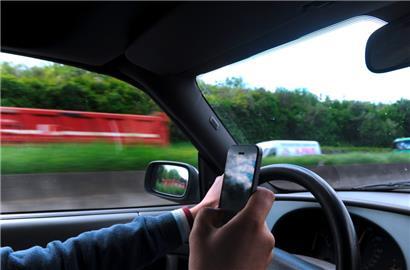 Die Nutzung des Handys beim Autofahren wird mit einem Bußgeld von 250 Euro und dem Abzug von vier Punkten geahndet
