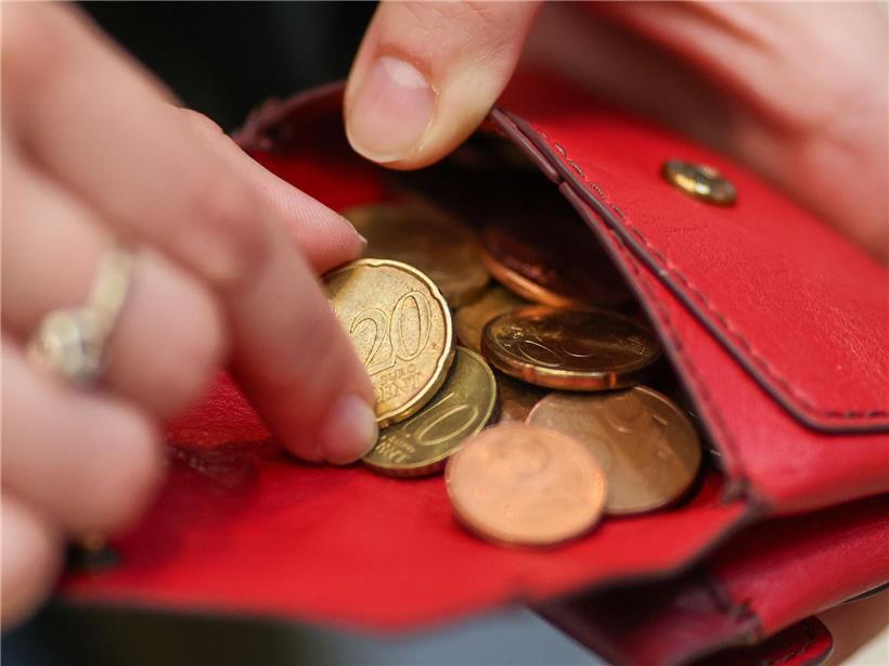 OGBL-Frauenabteilung protestiert mit Transparent gegen steigende Frauenarmut in Luxemburg