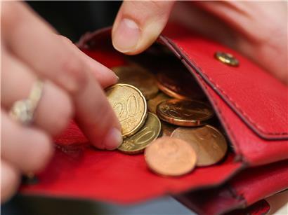 OGBL-Frauenabteilung protestiert mit Transparent gegen steigende Frauenarmut in Luxemburg