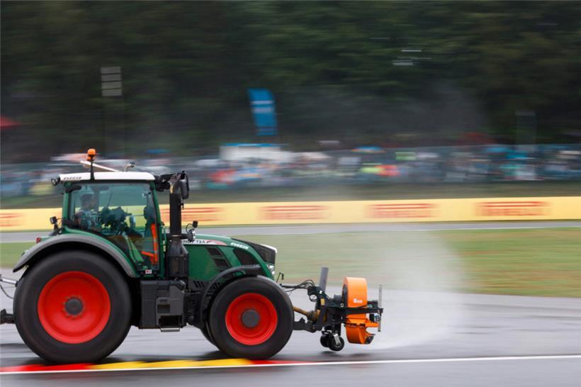 Die Organisatoren versuchen, die Strecke so gut es geht vom Wasser zu befreien
