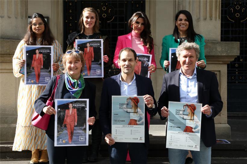 Die Organisatorinnen und Organisatoren der Fashion Week posieren vor dem Stadthaus

