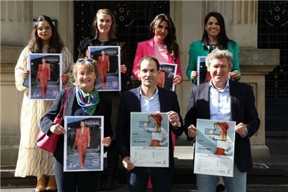 Die Organisatorinnen und Organisatoren der Fashion Week posieren vor dem Stadthaus
